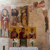 E alle spalle di quest�ultimo uno splendido affresco trecentesco: � la raffigurazione del Crocifisso con la Vergine Addolorata, affranta, fra donne e santi. Un�opera di Giovanni Tarantino che � sopravvissuta nel corso dei secoli